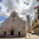 La chiesa si trova in largo Cattedrale, nel cuore del centro storico di Ruvo